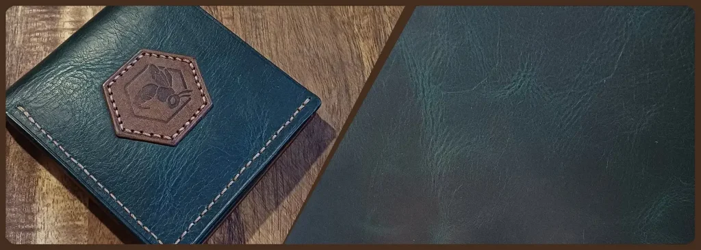 zoom sur portefeuille , texture et grain du cuir pleine fleur waxy pull-up de Badalassi Carlo couleur aqua