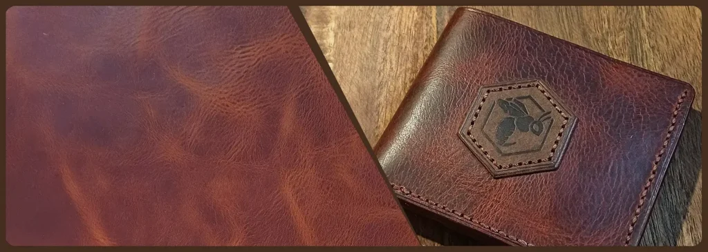 zoom sur la texture du cuir ciré waxy pull-up de Badalassi Carlo et portefeuille couleur Tanne (ocre rouge)