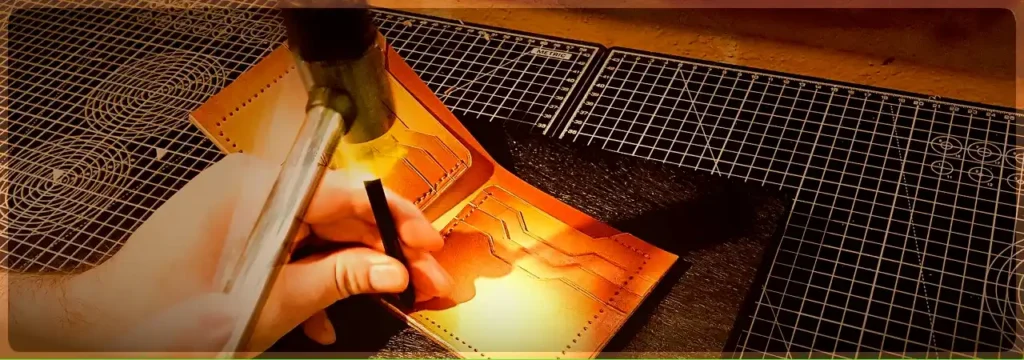 maroquinerie artisanale dans l’atelier Kalabron, perçage à l’emporte-pièce